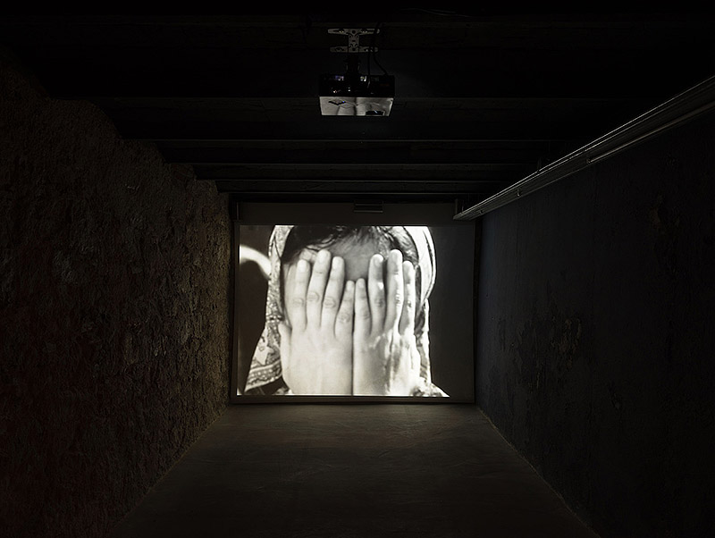 Saodat Ismailova - I Compete with Time. Vista de la exposición de video en la galería Angels Barcelona