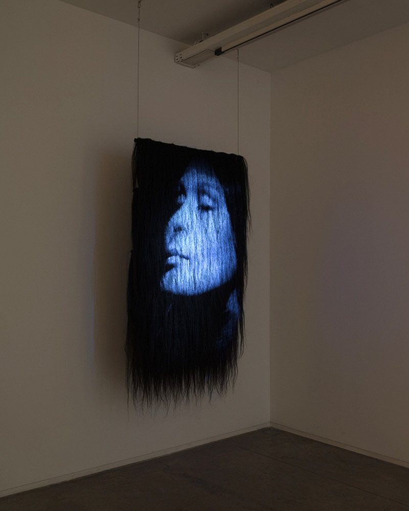 Saodat Ismailova - I Compete with Time. Vista de la exposición de video en la galería Angels Barcelona