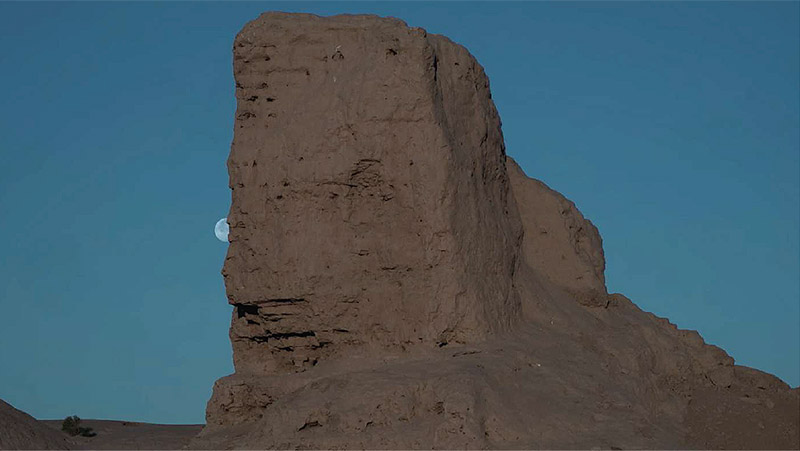 Saodat Ismailova - I Compete with Time. Vista de la exposición de video en la galería Angels Barcelona