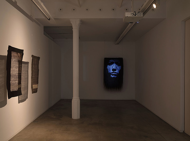 Saodat Ismailova - I Compete with Time. Vista de la exposición de video en la galería Angels Barcelona