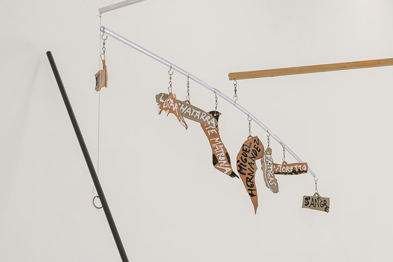 Victor Jaenada - árbol en Spiritvessel - un movil que es un arbol invertido del que cuelgan numerosos objetos