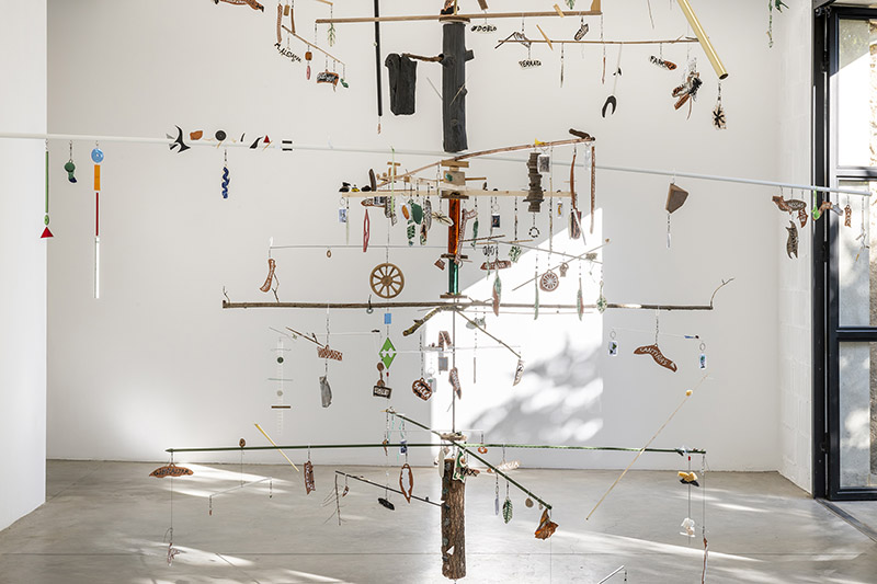 Victor Jaenada - árbol en Spiritvessel - un movil que es un arbol invertido del que cuelgan numerosos objetos