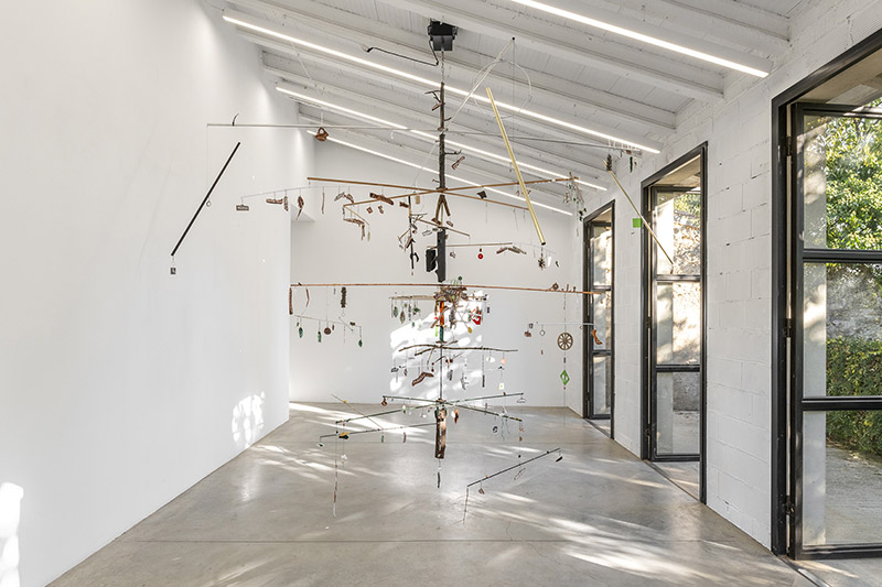 Victor Jaenada - árbol en Spiritvessel - un movil que es un arbol invertido del que cuelgan numerosos objetos