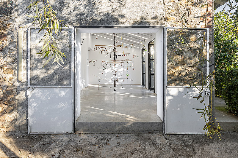 Victor Jaenada - árbol en Spiritvessel - un movil que es un arbol invertido del que cuelgan numerosos objetos