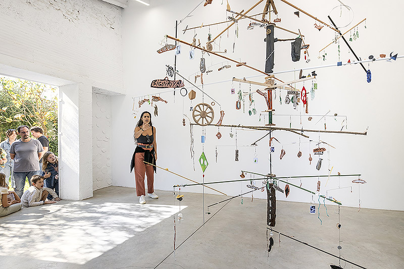 Victor Jaenada - árbol en Spiritvessel - un movil que es un arbol invertido del que cuelgan numerosos objetos