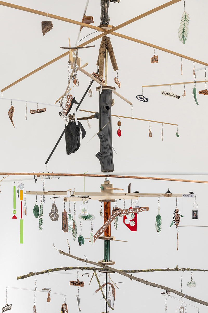 Victor Jaenada - árbol en Spiritvessel - un movil que es un arbol invertido del que cuelgan numerosos objetos