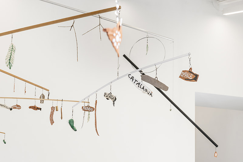 Victor Jaenada - árbol en Spiritvessel - un movil que es un arbol invertido del que cuelgan numerosos objetos