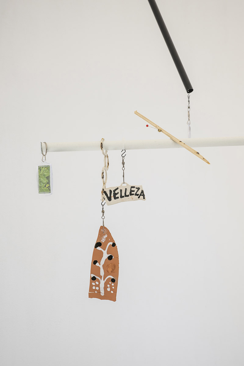 Victor Jaenada - árbol en Spiritvessel - un movil que es un arbol invertido del que cuelgan numerosos objetos