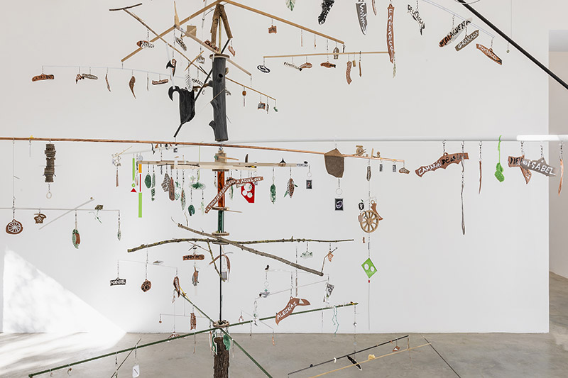 Victor Jaenada - árbol en Spiritvessel - un movil que es un arbol invertido del que cuelgan numerosos objetos