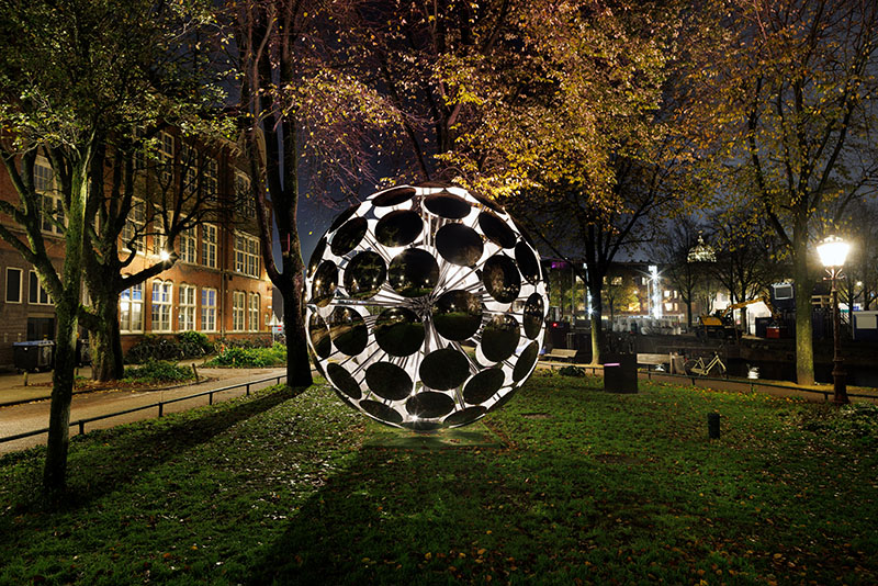 Amsterdam Light Festival: una de las instalaciones luminicas que hay en el canal