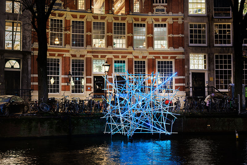 Amsterdam Light Festival: una de las instalaciones luminicas que hay en el canal