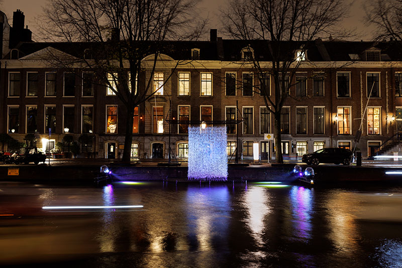 Amsterdam Light Festival: una de las instalaciones luminicas que hay en el canal
