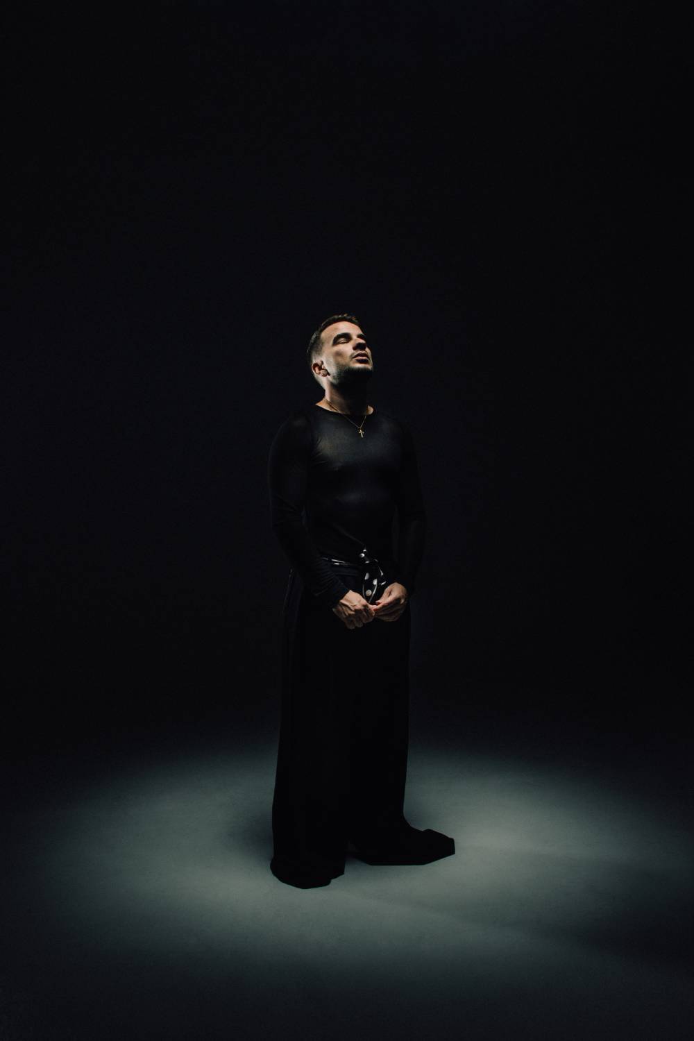 Antony Z sale de su oscuridad con su tema De To Se Sale