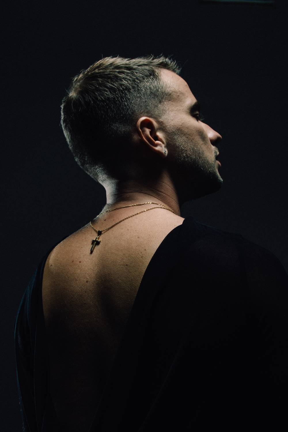 Antony Z sale de su oscuridad con su tema De To Se Sale