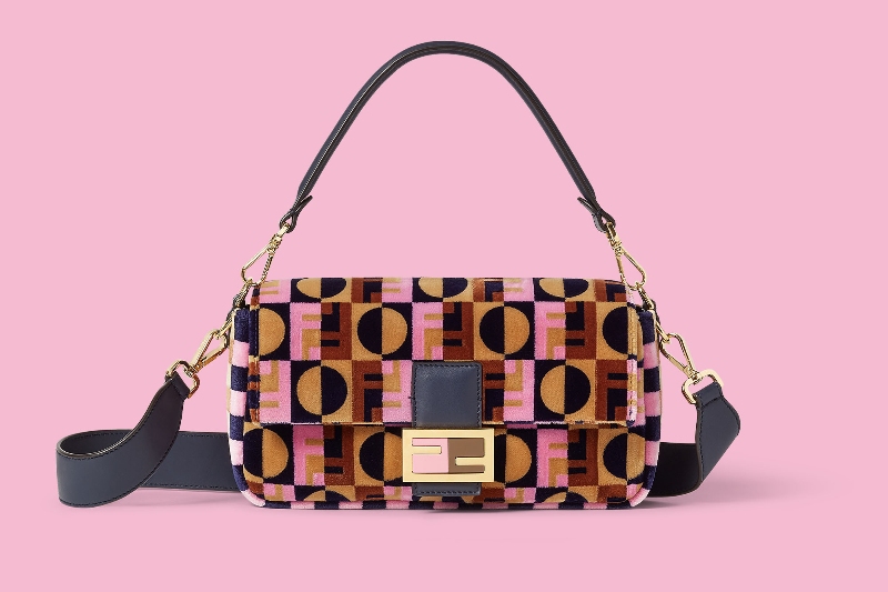 Emily, ahora en Roma, llevará estos bolsos únicos de Fendi