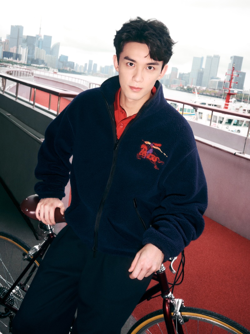 El nuevo rojo Burberry mola tanto como su azul (o más)