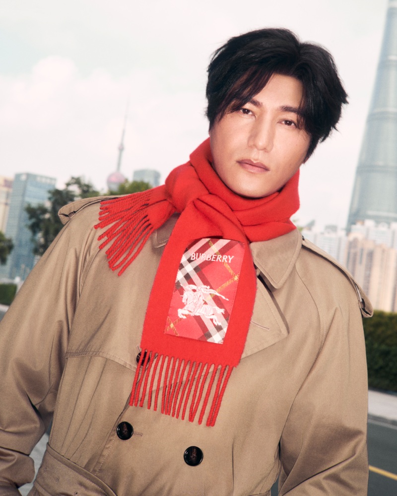 El nuevo rojo Burberry mola tanto como su azul (o más)