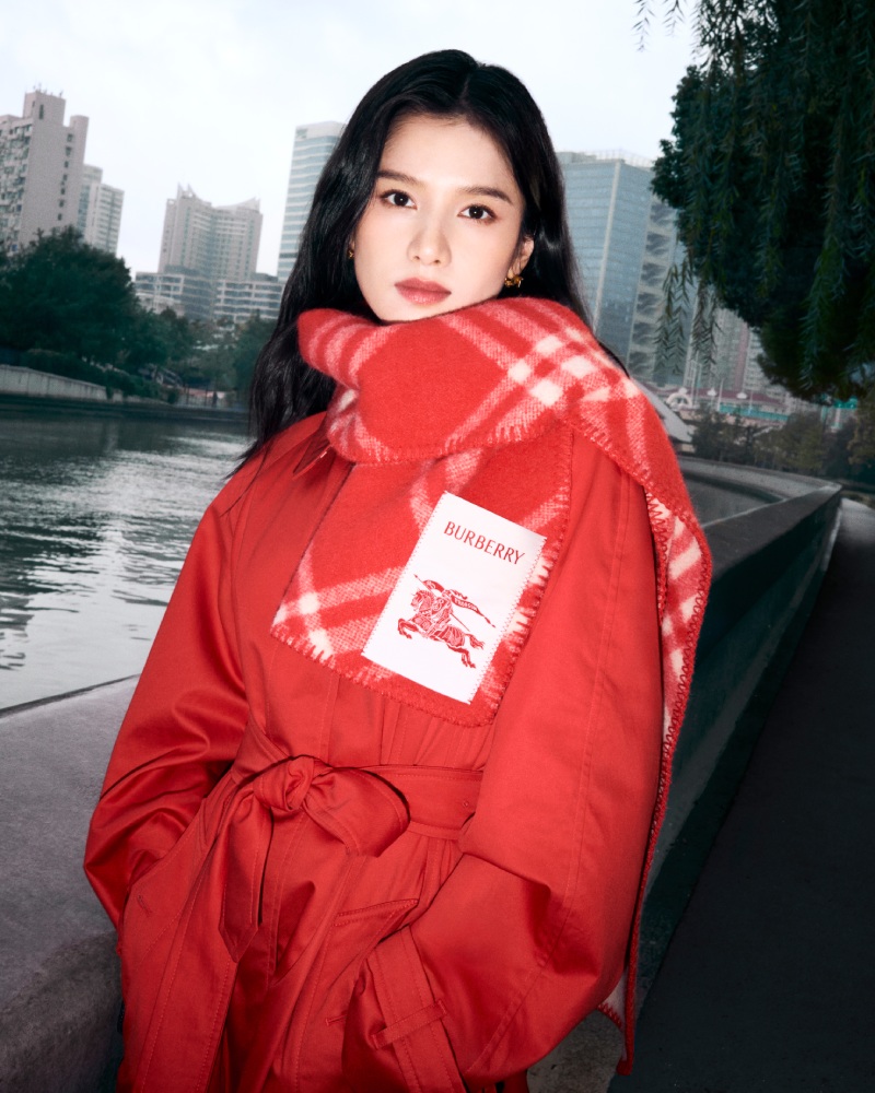 El nuevo rojo Burberry mola tanto como su azul (o más)