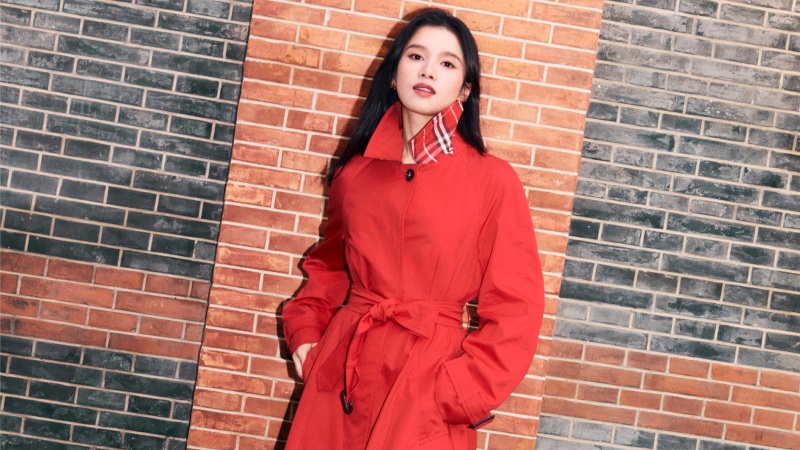 El nuevo rojo Burberry mola tanto como su azul (o más)