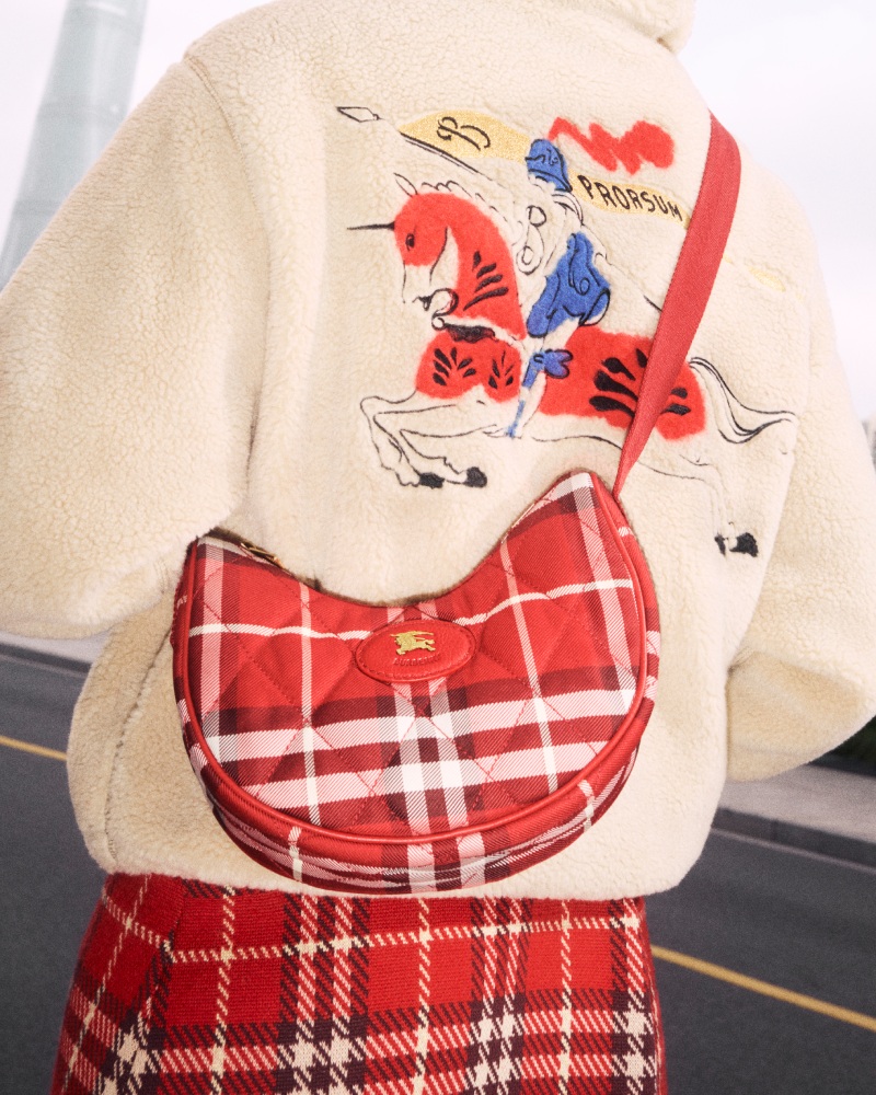 El nuevo rojo Burberry mola tanto como su azul (o más)