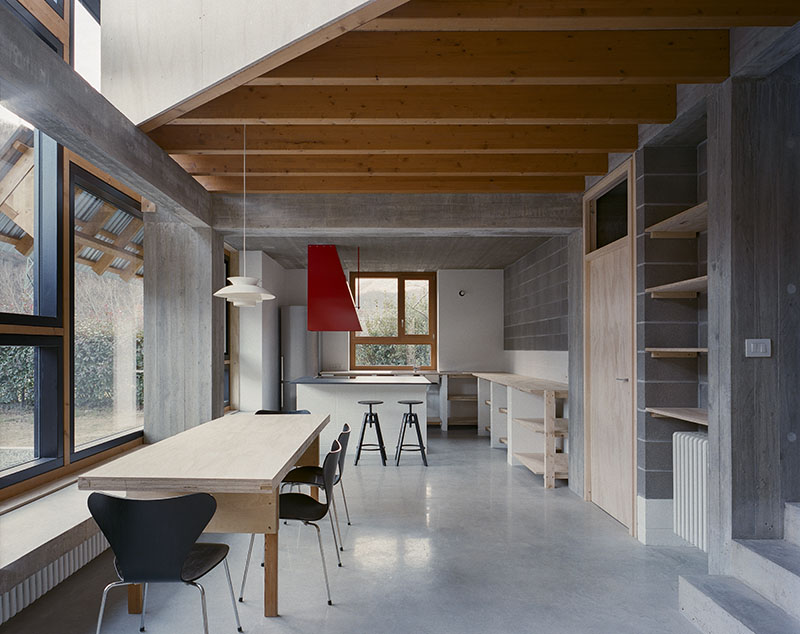 Casa BM: calidez y brutalismo según ErranteArchitetture