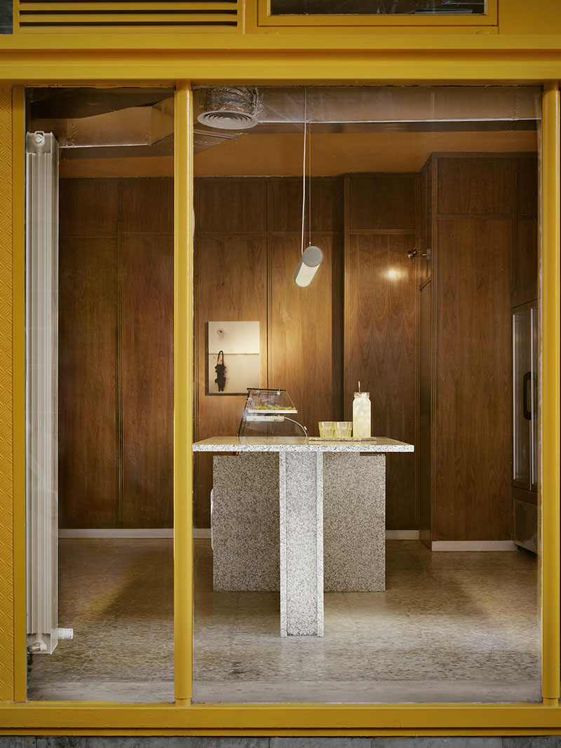 Vista exterior hacia la mesa de granito de Central de Pastas proyectada por Codoo Studio