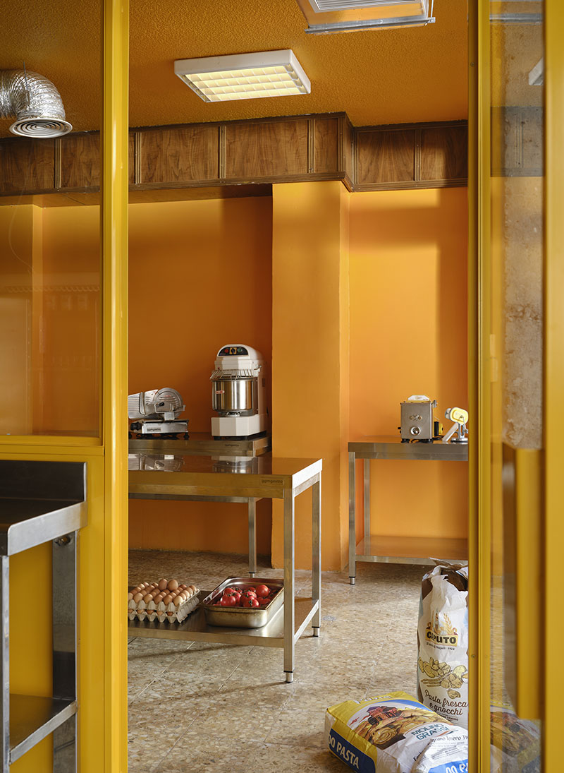 Área de preparación de Central de Pastas equipada por Codoo Studio con mesas y maquinaria de acero