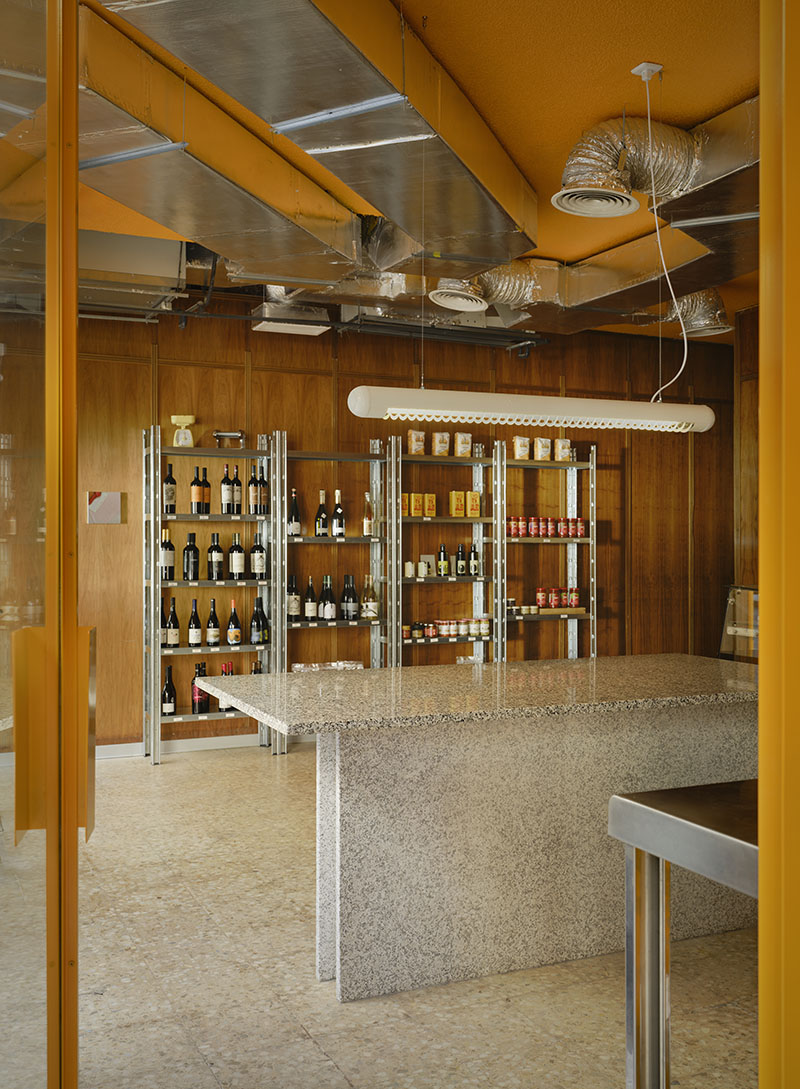 Estanterías metálicas de Central de Pastas organizadas por Codoo Studio para vinos y productos gourmet