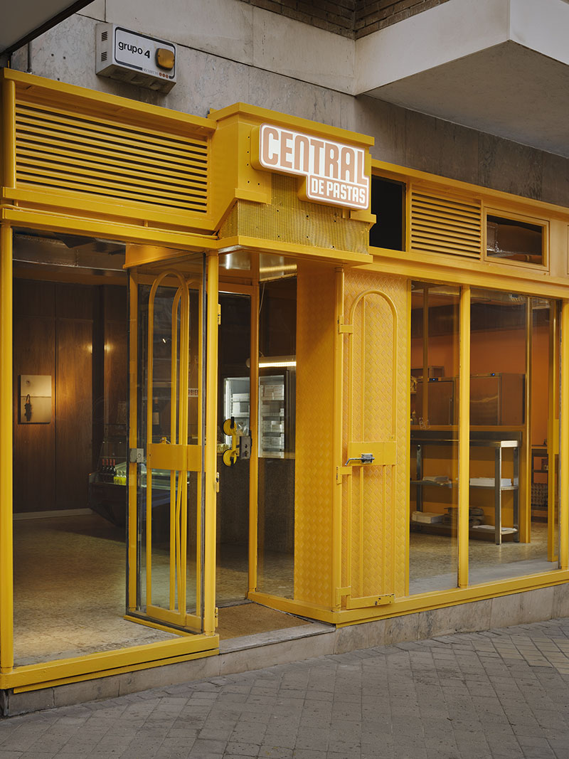 Fachada de Central de Pastas diseñada por Codoo Studio con rótulo iluminado y acceso acristalado