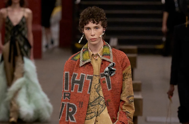 Matthieu Blazy revive el maquillaje beatnik para Chanel