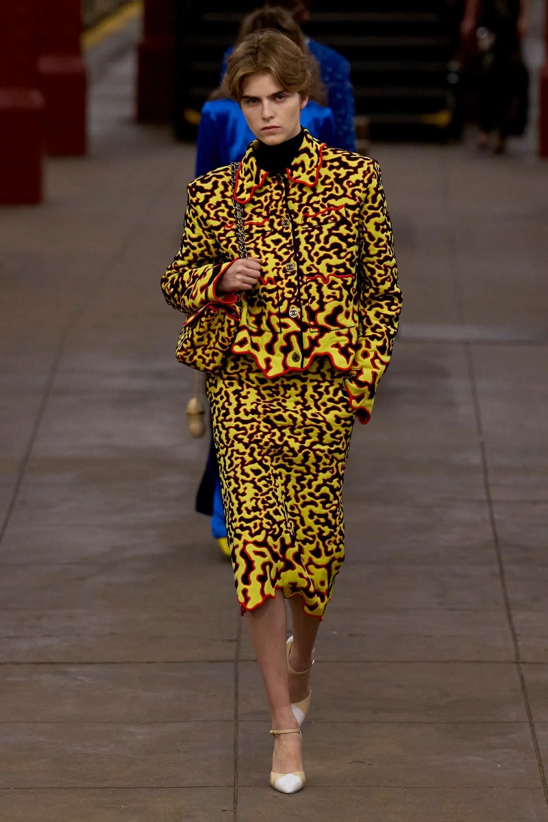 Matthieu Blazy revive el maquillaje beatnik para Chanel