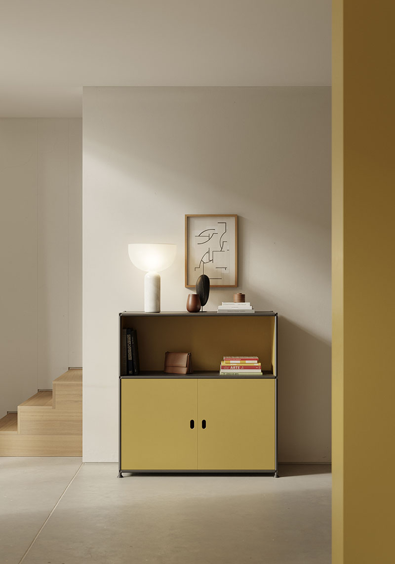 Doi incorpora el sistema D1 en un mueble bajo de color amarillo dentro de una zona de paso