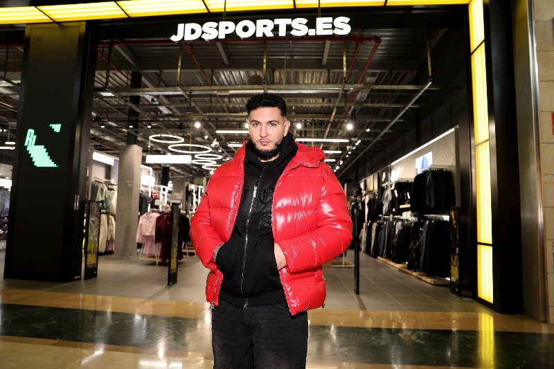 Los looks de Omar Montes son de JD Sports, y tú los copias