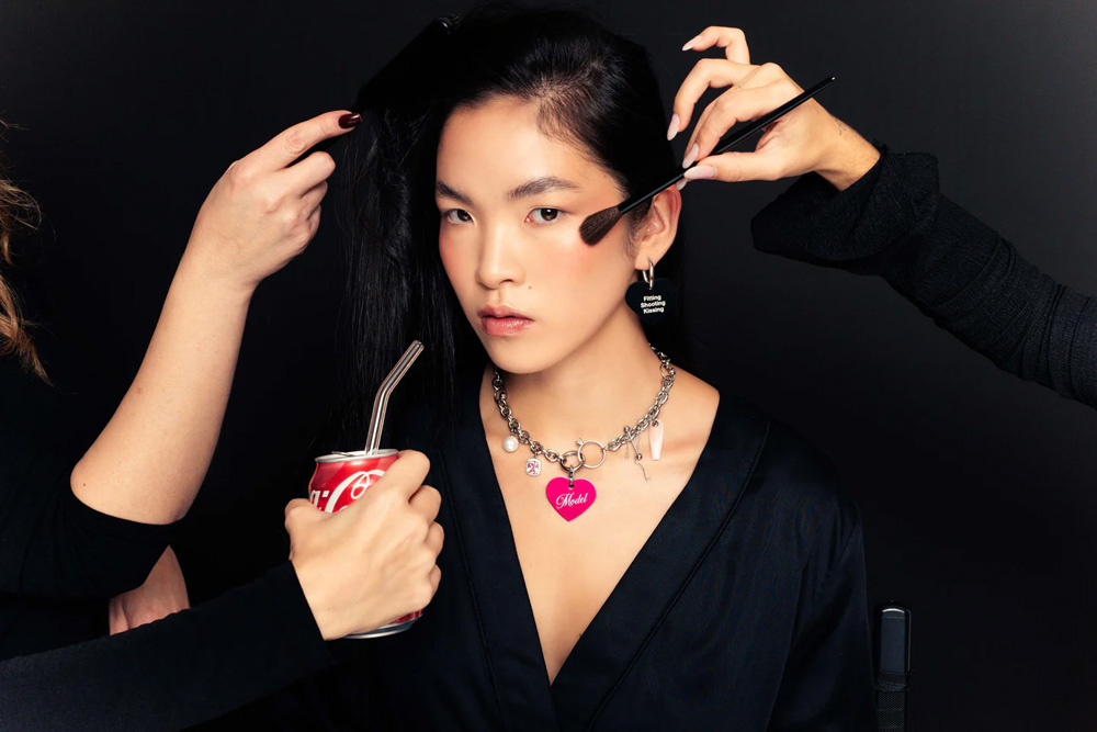 Jane Bardot rinde homenaje con su Front Row particular