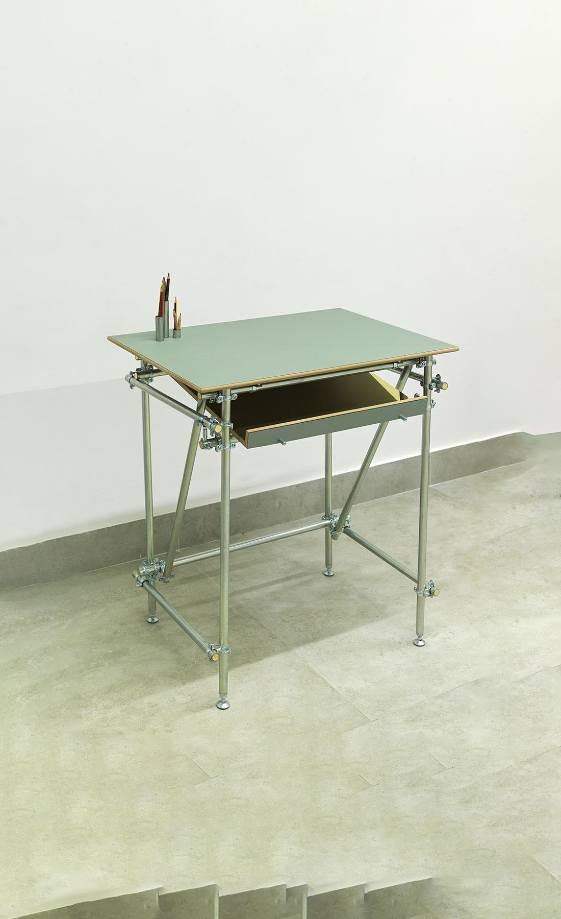 Pupitre amigo, construido con tablero de Formica dentro de la iniciativa de TetuánCrea