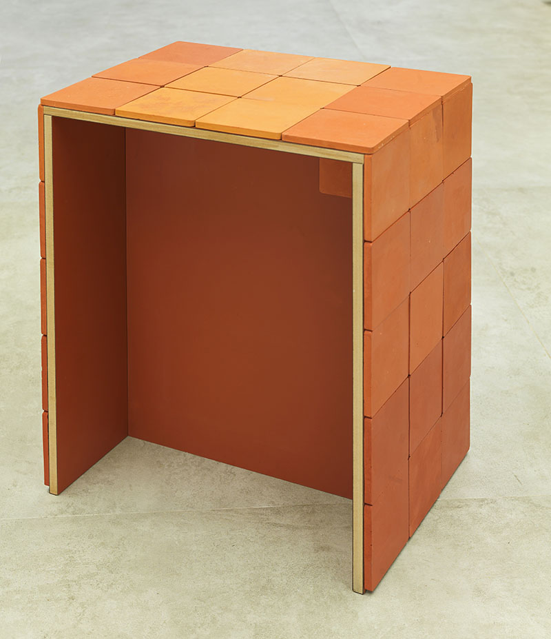 Taburete teja, revestido con piezas cerámicas sobre estructura de Formica para la propuesta de TetuánCrea