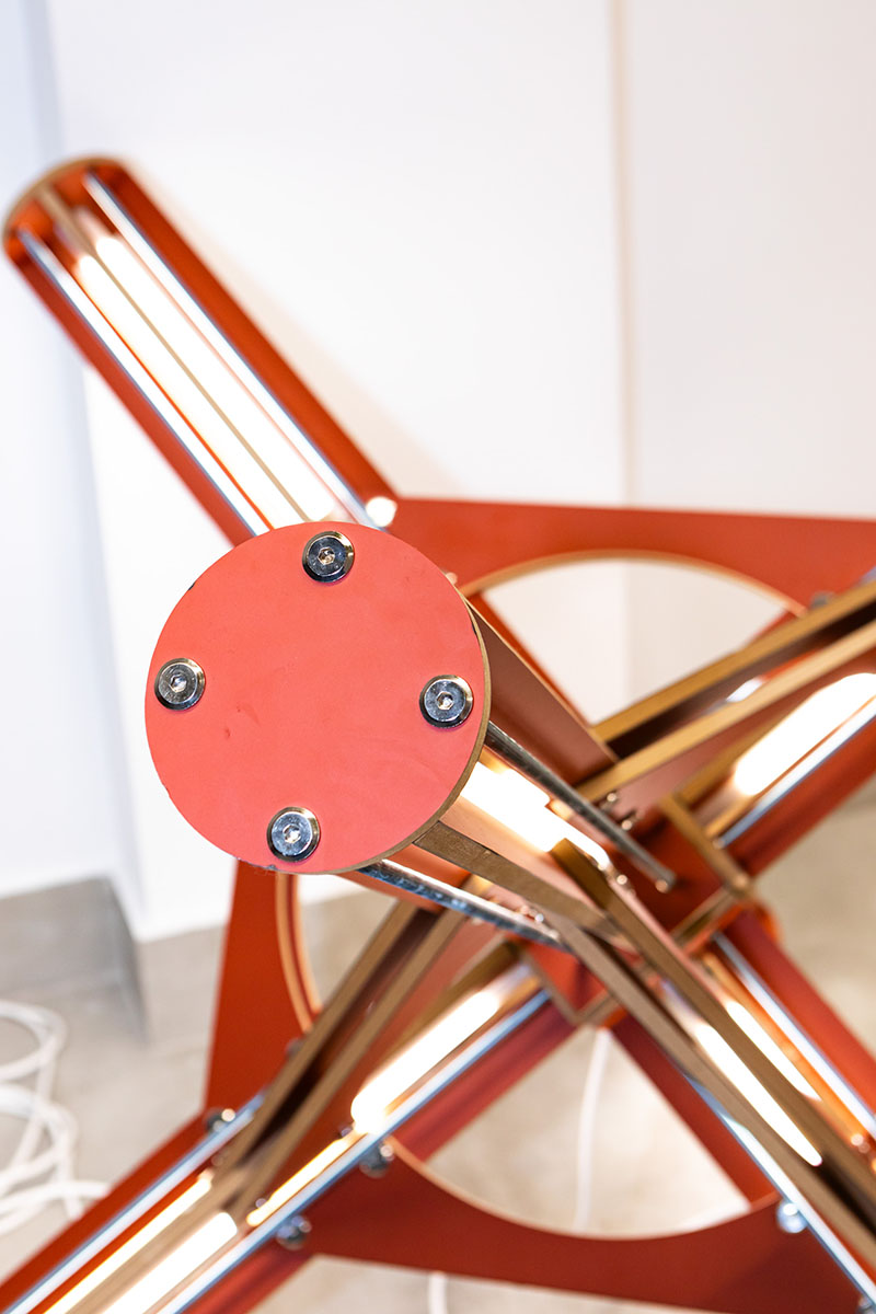 Detalle estructural de la luminaria Matatena fabricada con paneles de Formica en el marco de TetuánCrea