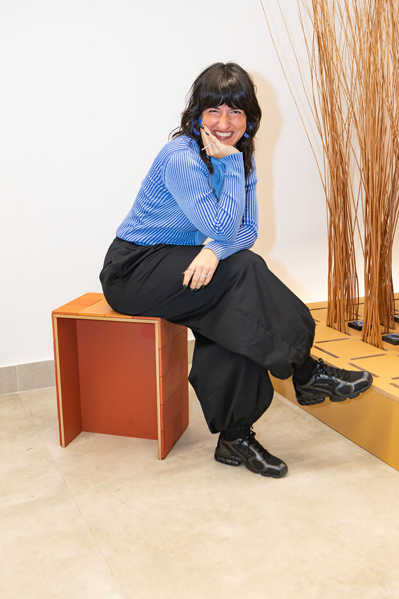 Paloma López Sanchez (Palo) sentada sobre su taburete construido con paneles de Formica como parte del programa de TetuánCrea