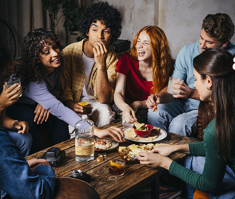 Personas disfrutando de GIN MG en una reunión organizada por el anfitrión