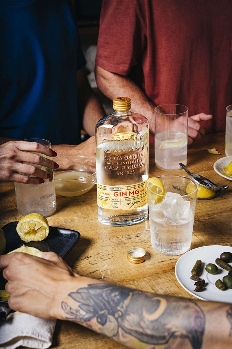 Personas disfrutando de GIN MG en una reunión organizada por el anfitrión