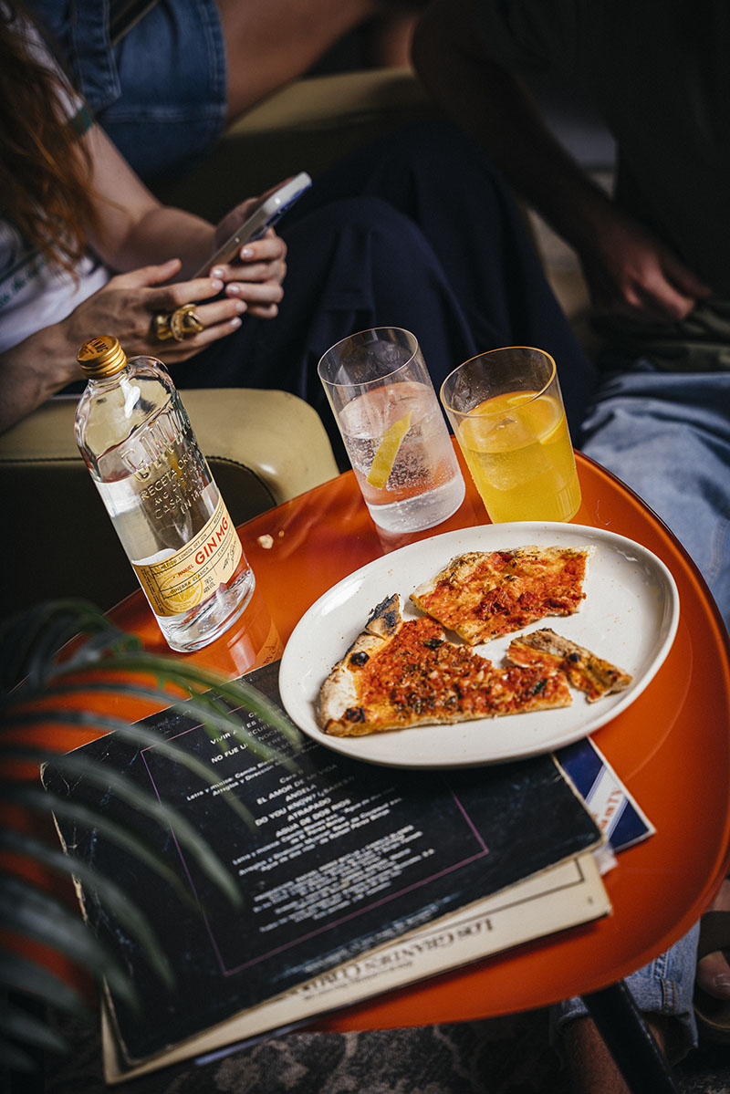 Personas disfrutando de GIN MG en una reunión organizada por el anfitrión