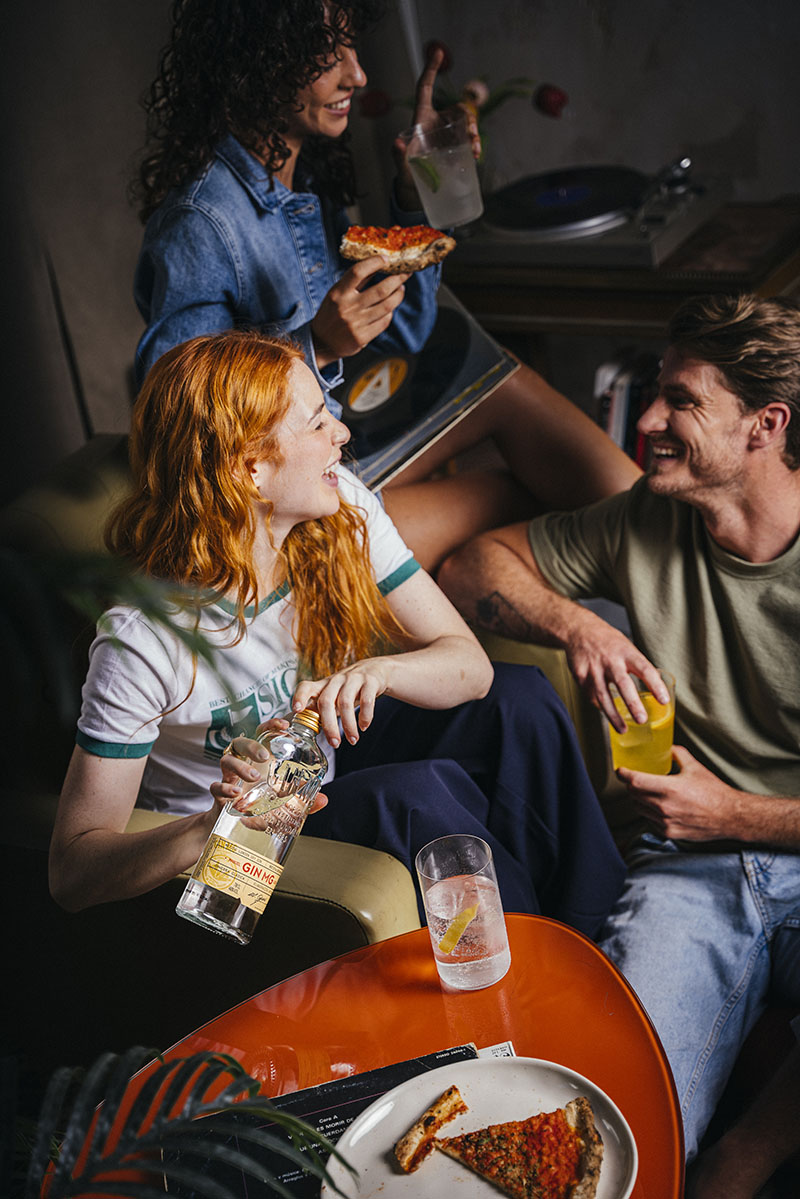 Personas disfrutando de GIN MG en una reunión organizada por el anfitrión