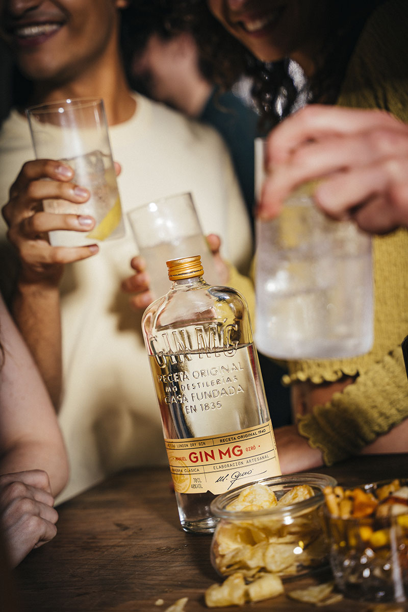 Personas disfrutando de GIN MG en una reunión organizada por el anfitrión