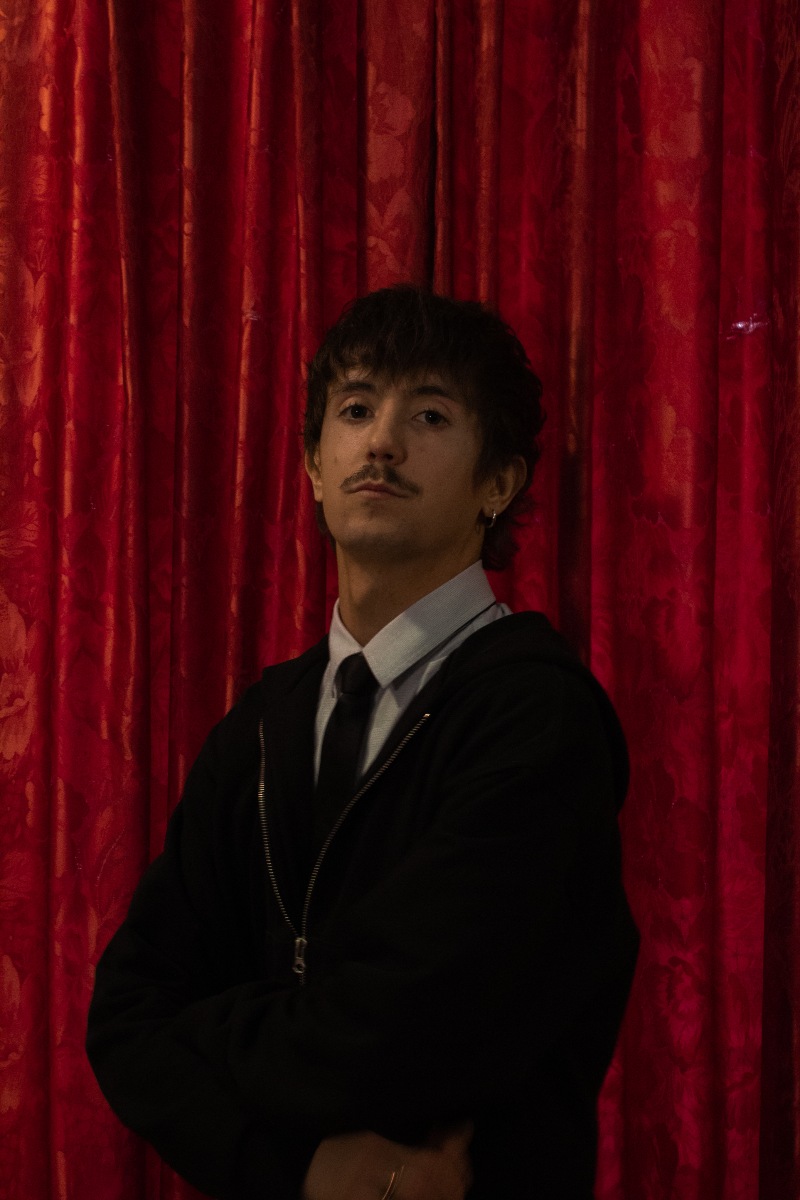 Langarica revive el look de Luis XIV para el hombre Gen Z