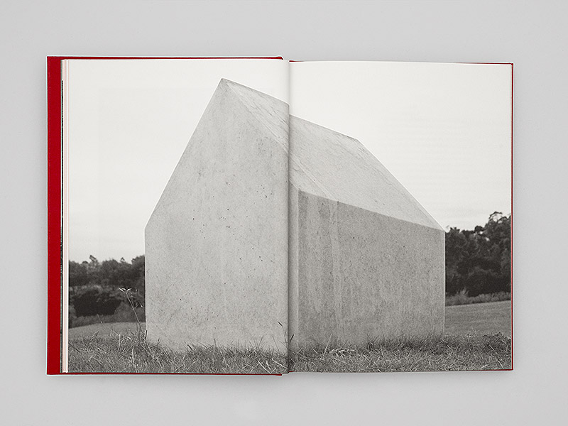 Laura San Segundo - foto de un libro en el que se ve una casa de hormigón maciza