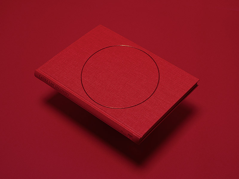 Laura San Segundo - foto de un libro flotando en el aire