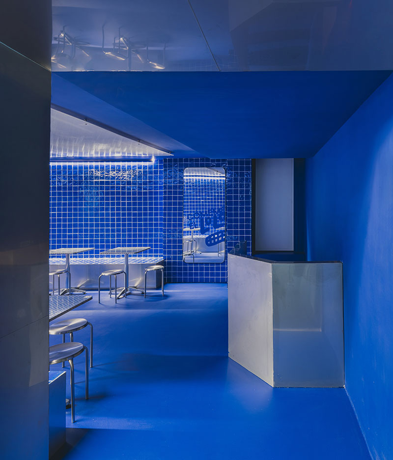 Lolo Taco Bar y Carne presentan una sala azul revestida de azulejo con mobiliario metálico