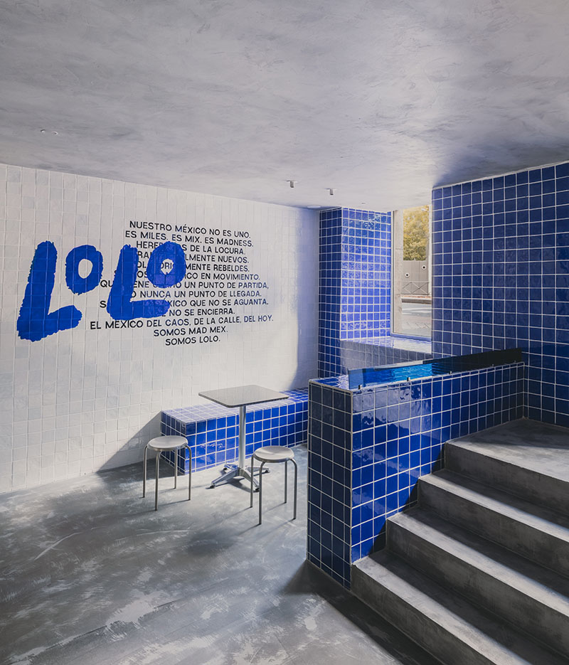 Lolo Taco Bar y Carne exhiben un espacio de azulejo azul y muro blanco con texto gráfico