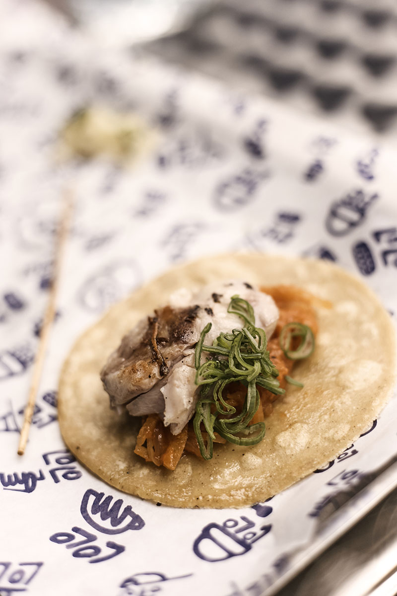 Lolo Taco Bar y Carne enseñan un taco sobre papel corporativo del restaurante