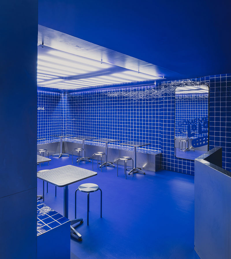 Lolo Taco Bar y Carne revelan una mesa con varios tacos apoyada en una superficie de azulejo azul